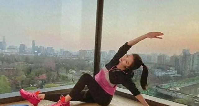 开云kaiyun景甜穿瑜伽服在大户型豪宅里晒活动身体棒身形好好想具有(图1)
