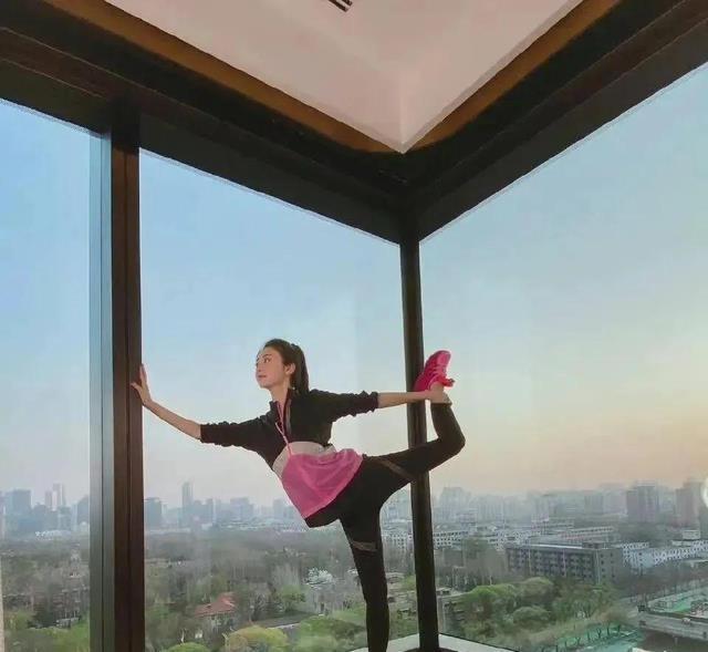 开云kaiyun景甜穿瑜伽服在大户型豪宅里晒活动身体棒身形好好想具有(图2)