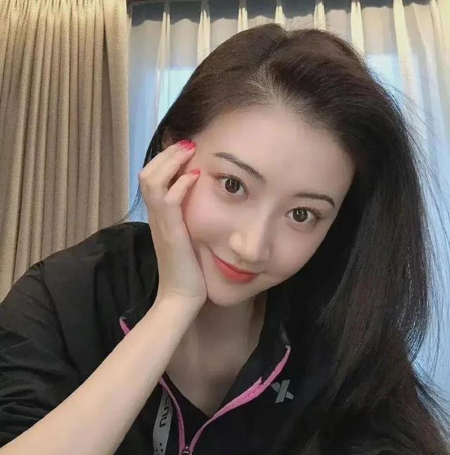 开云kaiyun景甜穿瑜伽服在大户型豪宅里晒活动身体棒身形好好想具有(图3)