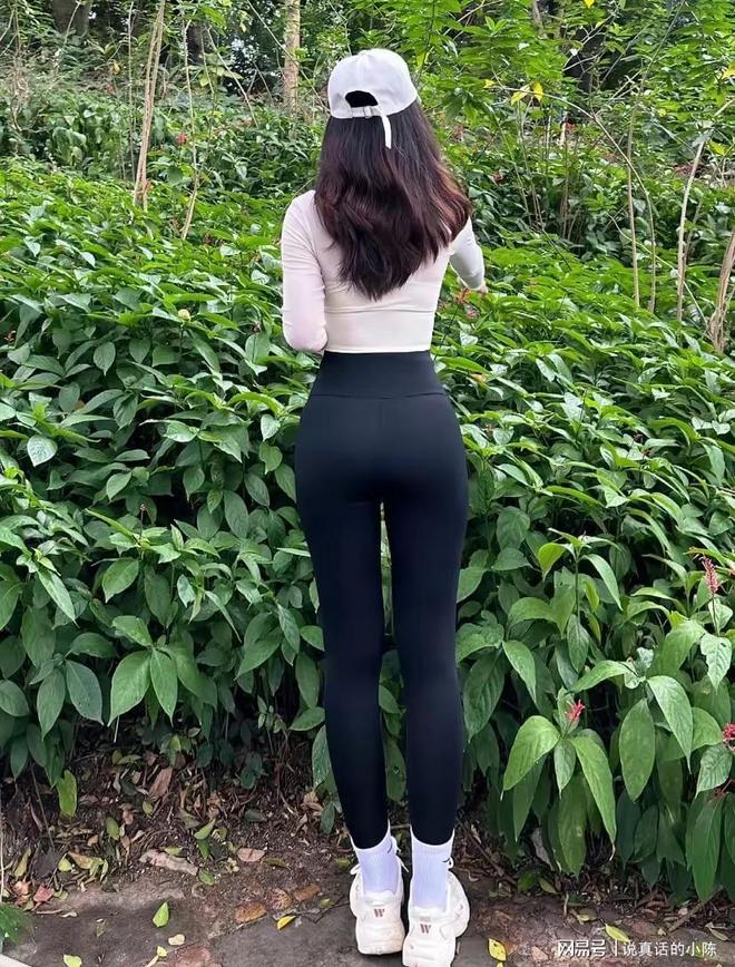 开云网页版某网红瑜伽裤秀瑜伽高难度谁人顶得住？网友：人世水蜜桃(图2)