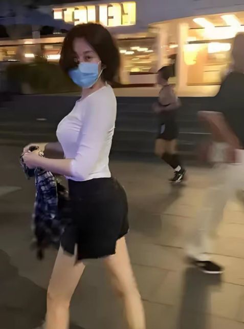 开云官网入口54岁许晴夜跑被偶遇身穿瑜伽服尽显傲人曲线！(图1)