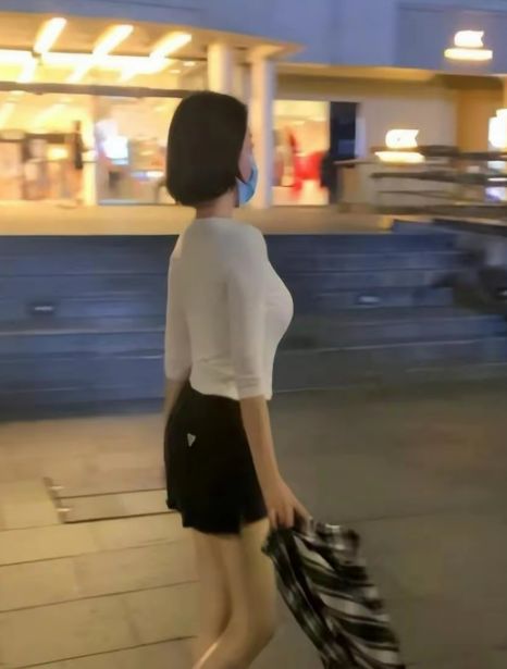 开云官网入口54岁许晴夜跑被偶遇身穿瑜伽服尽显傲人曲线！(图2)