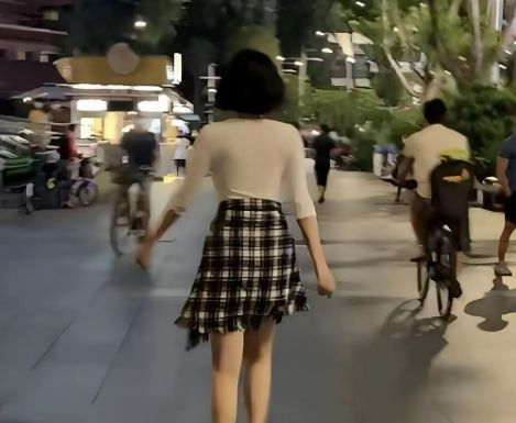 开云官网入口54岁许晴夜跑被偶遇身穿瑜伽服尽显傲人曲线！(图3)