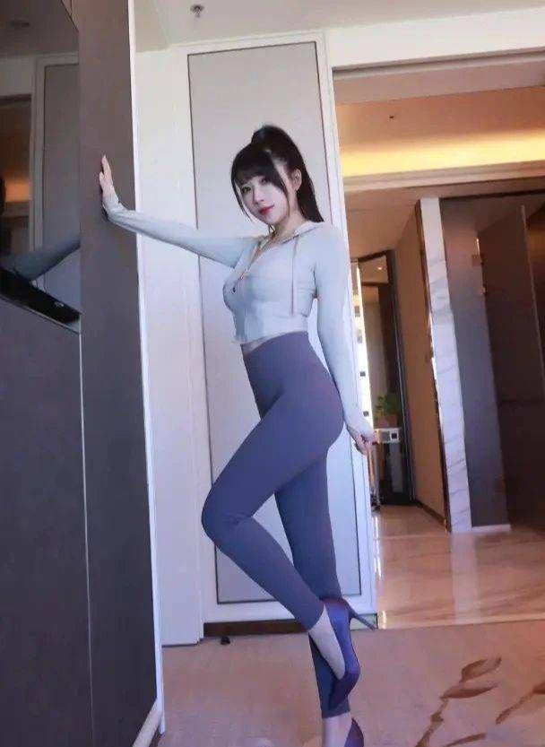 开云官网入口梨形身体：这才是瑜伽服的准确翻开方法！温顺似水又辣到犯规！(图1)