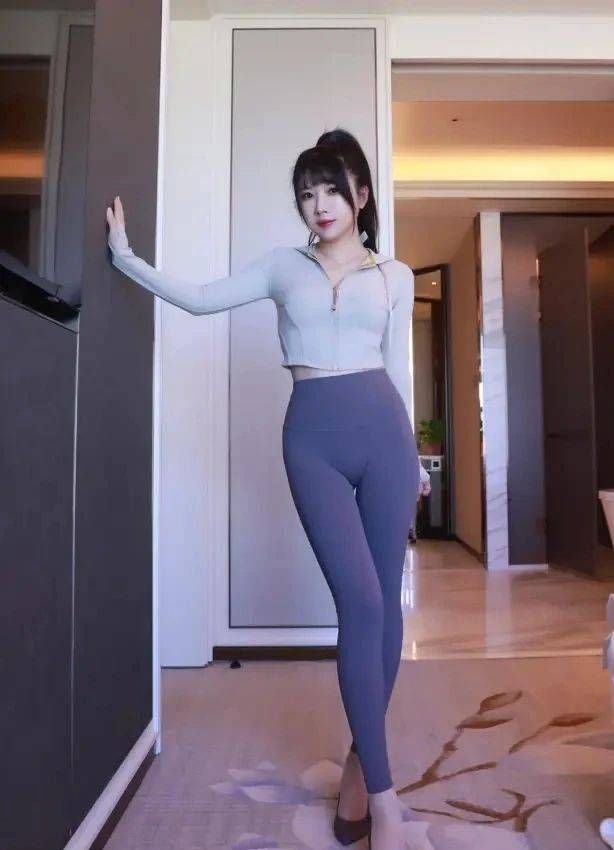 开云官网入口梨形身体：这才是瑜伽服的准确翻开方法！温顺似水又辣到犯规！(图3)